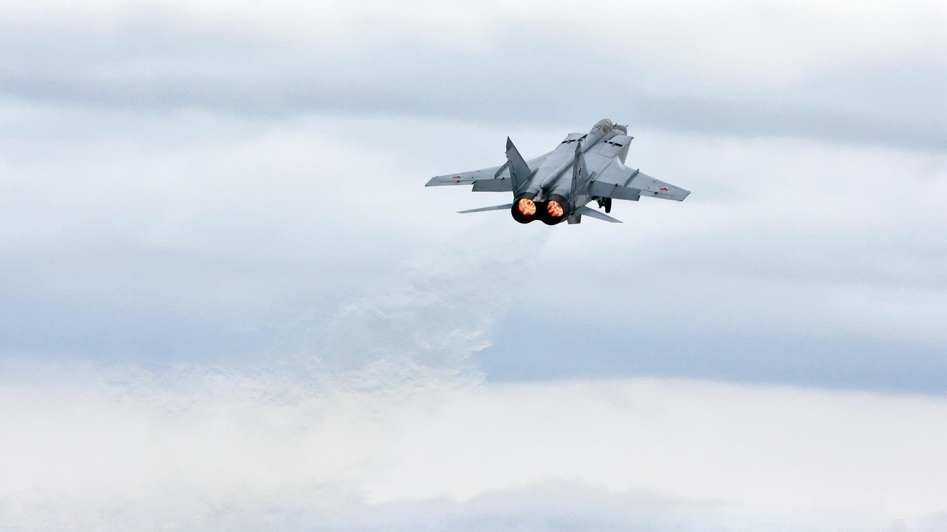 张雨霏带领接力队伍刷新亚洲纪录，张雨霏临时参加接力